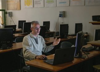 Digitalunterricht für alle Schüler über 14 Jahren