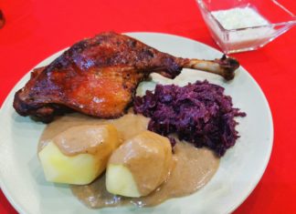 Knuspriger Gänsebraten mit weihnachtlicher Gänsesauce