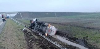 Gefahrgut LKW auf M44 umgekippt!