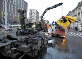 LKW kollidiert mit Bus mitten in Budapest!