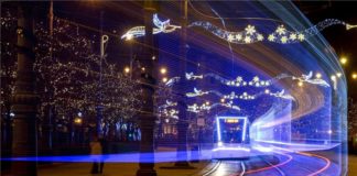 Debrecens Straßenbahnen mit Weihnachtlicher Beleuchtung