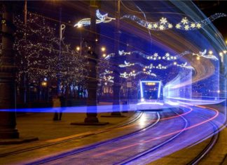 Debrecens Straßenbahnen mit Weihnachtlicher Beleuchtung