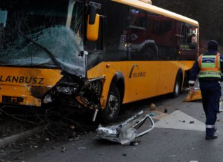 Busunglück in Gödöllö – Autofahrer stirbt – 16 Busfahrgäste verletzt!