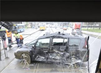 PKW kollidiert mit Straßenbahn