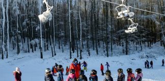 Grundschüler lernen Wintersport in Eplény kennen