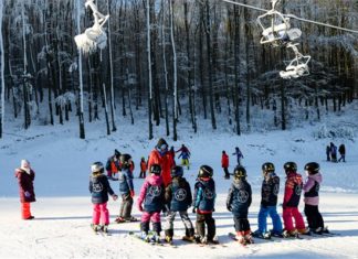 Grundschüler lernen Wintersport in Eplény kennen