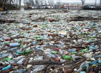 Überschwemmung der Theiß: Riesige Abfallberge!