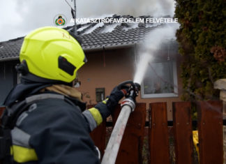 Gyál: Dach eines Doppelhauses in Brand