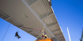 Retter trainieren auf Brücke in Kaposvár