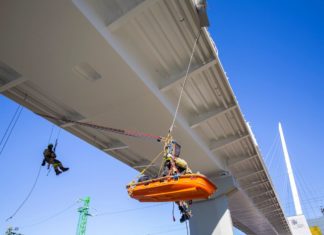 Retter trainieren auf Brücke in Kaposvár
