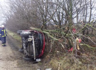 Auto auf die Seite gelegt bei Mezőfalva