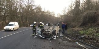 Auto aufs Dach gelegt bei Vác