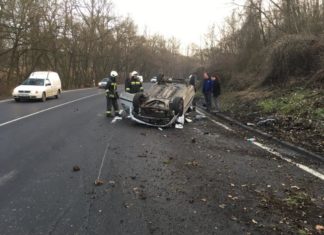 Auto aufs Dach gelegt bei Vác