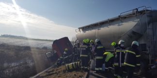 M60: LKW fährt durch Leitplanke