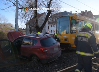 PKW kollidiert mit Straßenbahn in Budapest