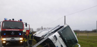Nagyatád: Bus fährt in Graben