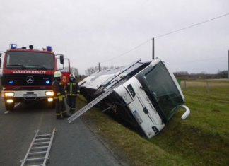 Nagyatád: Bus fährt in Graben