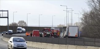 Autobahn M0: Gefahrgut Container eines LKWs wurde beschädigt
