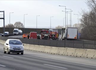 Autobahn M0: Gefahrgut Container eines LKWs wurde beschädigt