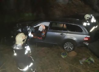 Dunaújváros: Auto fährt in Flussbett