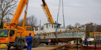 Das Fischerboot Süllö II heute morgen am Kranhaken