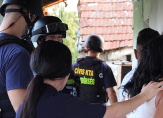 Menschenhandel: Polizei verhaftet drei Männer und eine Frau