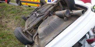 Auto aufs Dach gelegt