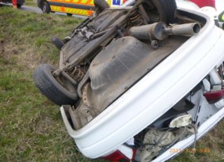 Auto aufs Dach gelegt