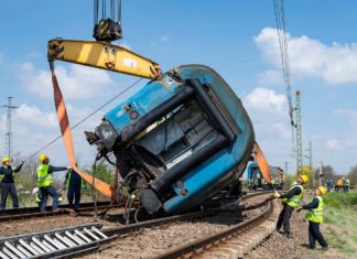 Bergung des entgleisten Zuges hat begonnen!