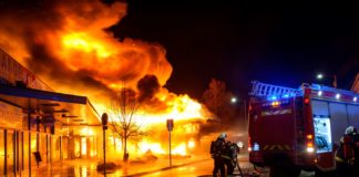 Grossbrand in Szentendre – 2000 Quadratmeter Lebensmittelmarkt in Flammen!