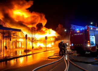 Grossbrand in Szentendre – 2000 Quadratmeter Lebensmittelmarkt in Flammen!