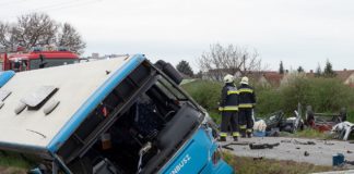 Schwerer Unfall mit PKW und Bus!
