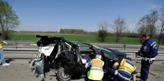 Autobahn M5: In PKW-Wrack eingeklemmt!