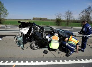 Autobahn M5: In PKW-Wrack eingeklemmt!