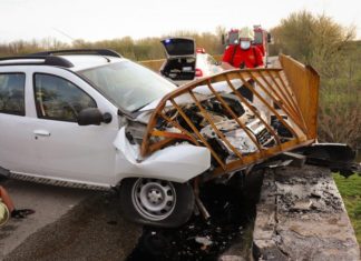 Regöly: Auto in Brückengeländer gewickelt!