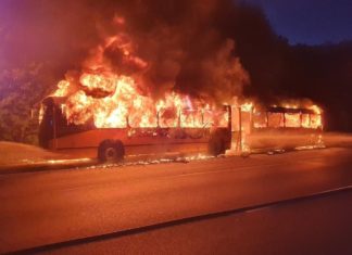 Bus auf der M7 in Vollbrand!