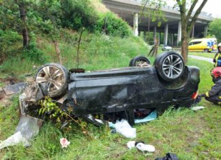 Auto stürzt von der Autobahn ab