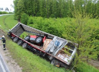 Hauptstraße 86: LKW fährt in Graben