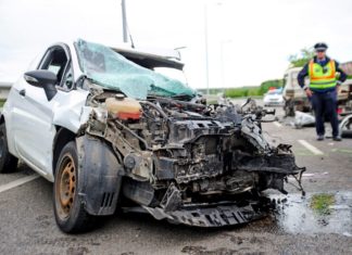 Lebensgefahr! PKW kollidiert mit LKW