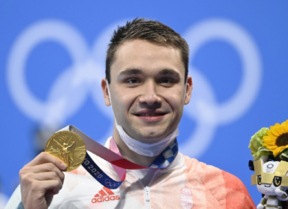 Ungarischer Goldschwimmer kam mit zerissener Badehose