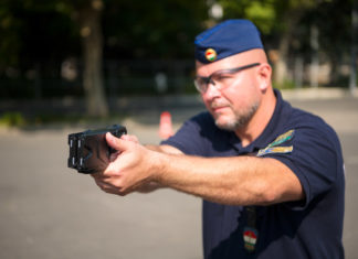 Polizei von Budapest präsentierte Elektroschockpistole und Co.