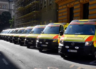 Neue Krankenwagen übergeben