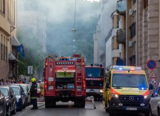 Brand: Dach eines vierstöckigen Gebäudes in Budapest in Flammen!