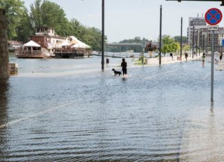 Erste Uferstrassen in Györ unter Wasser