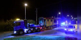 Spektakulärer Transport durch Budapest: „Goldener Waggon“ unterwegs