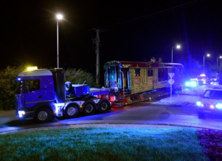 Spektakulärer Transport durch Budapest: „Goldener Waggon“ unterwegs
