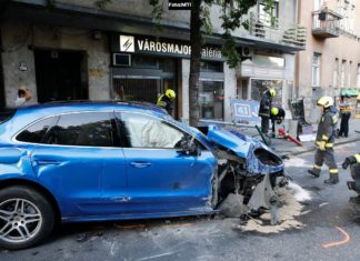 Porsche kracht in Schaufenster in Budapest!