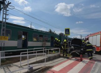 PKW kollidiert mit Regionalzug!