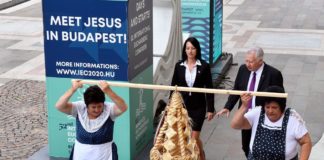 Brot der Ungarn – Erntekranz übergeben