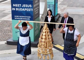 Brot der Ungarn – Erntekranz übergeben
